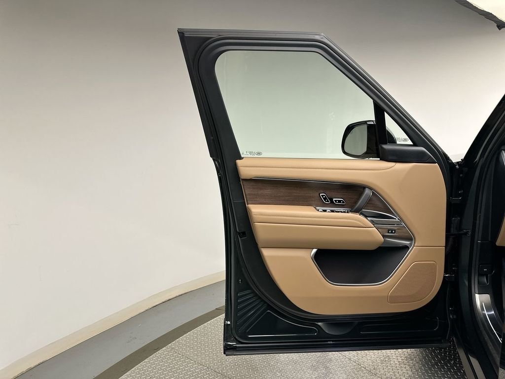 New 2026 Belgravia Green Land Rover SE image 9