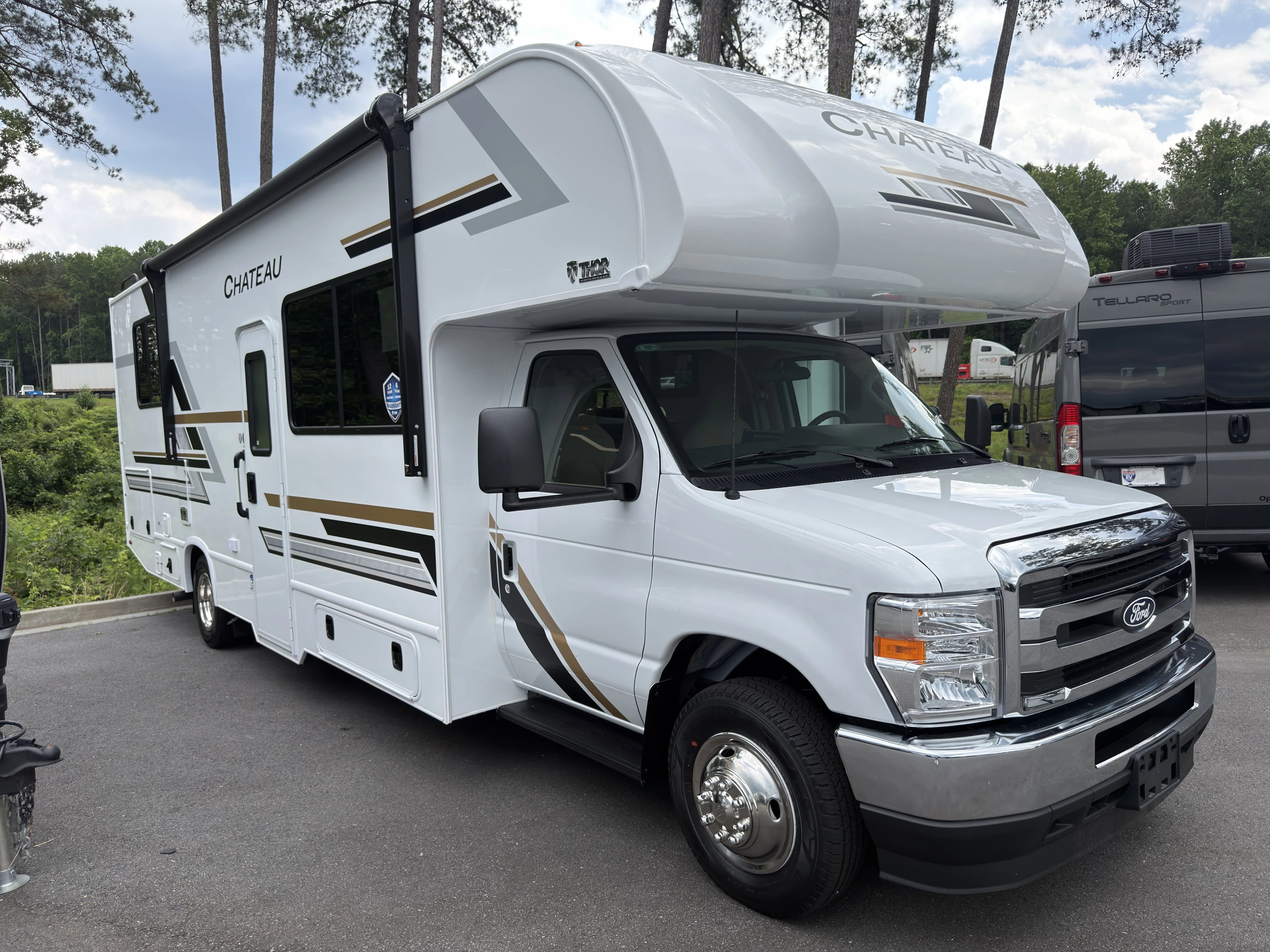 2026 Ford E-Series DRW E-450 Super Duty 158 in WB's photo