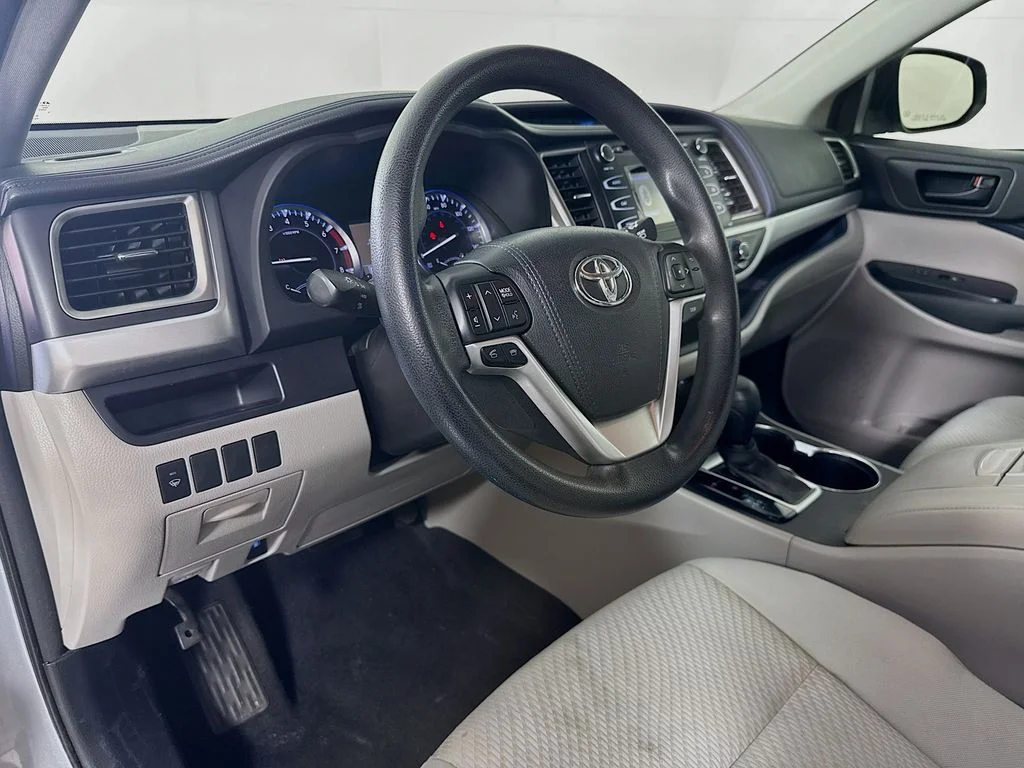 Used 2015 Silver Toyota LE image 9