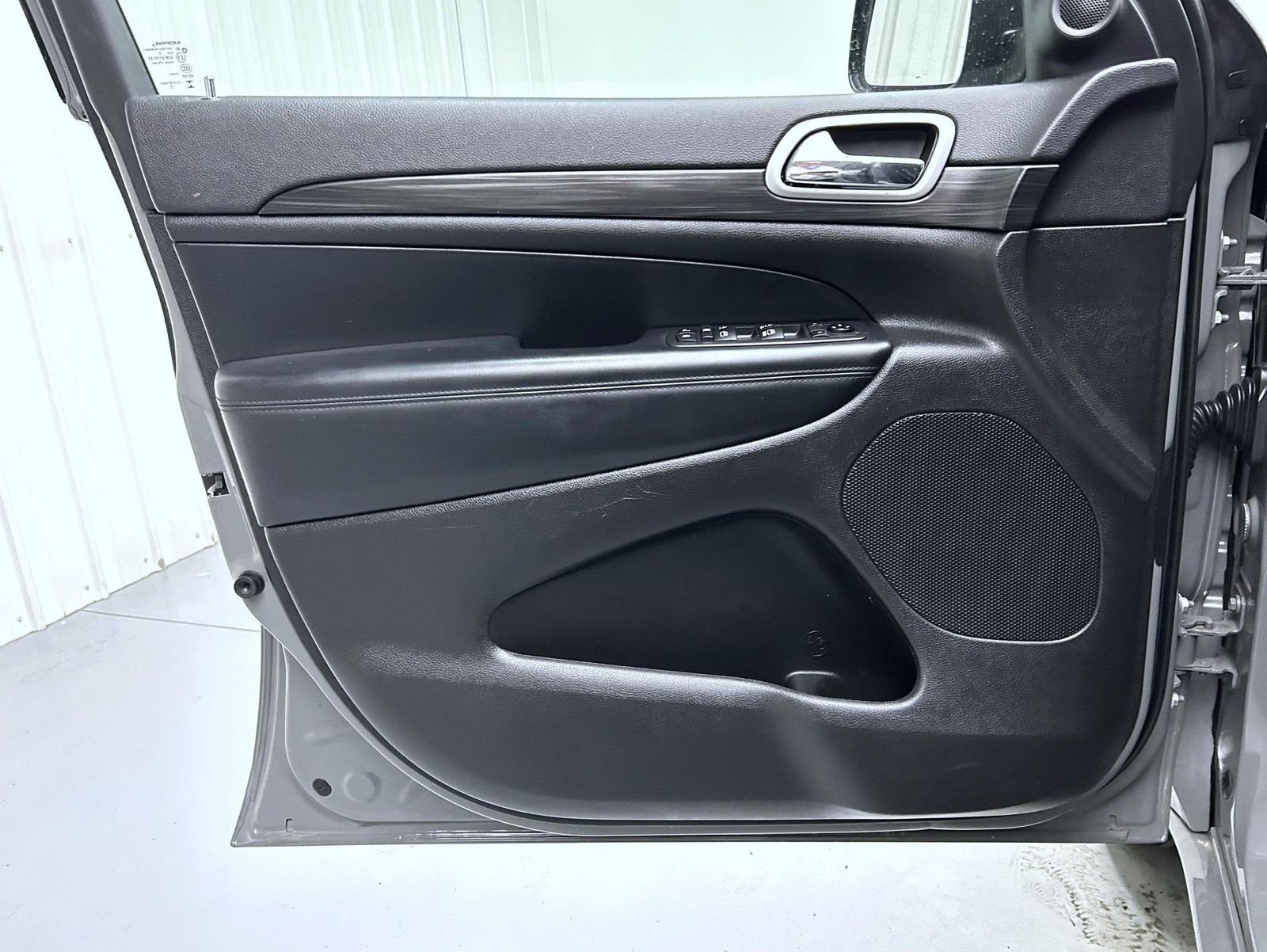 Used 2021 Gray Jeep Laredo X image 9