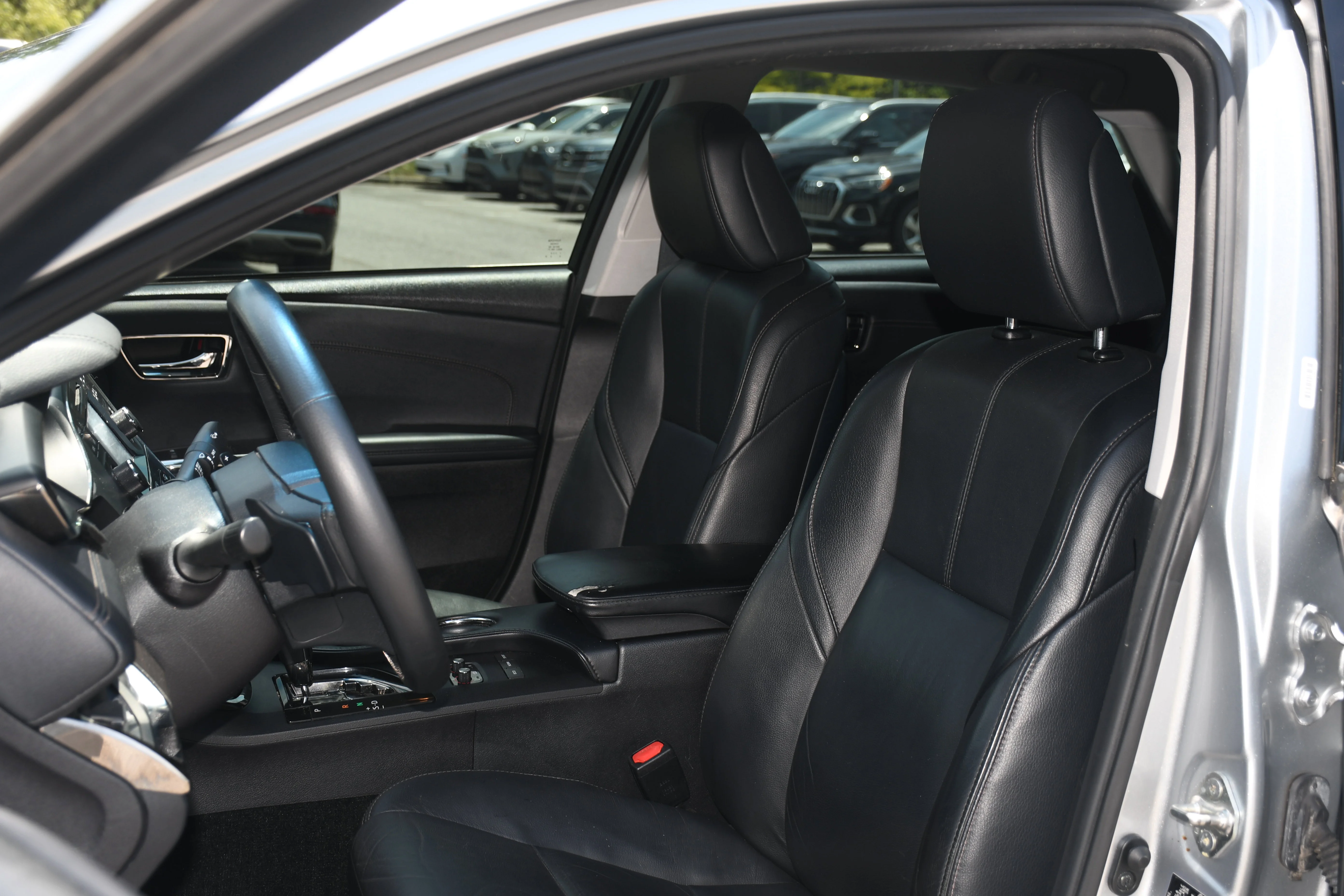 Used 2018 Silver Toyota XLE image 11