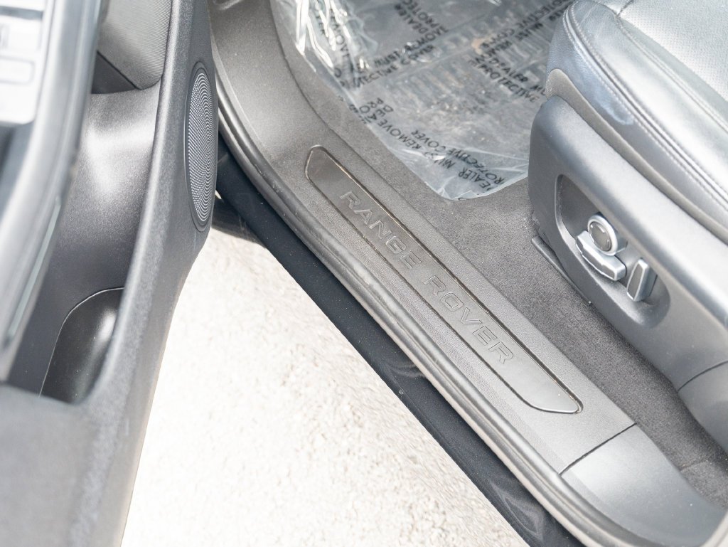 Used 2022 Black Land Rover S image 18