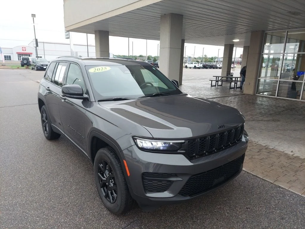 2025 Jeep Grand Cherokee Altitude 4x4's photo