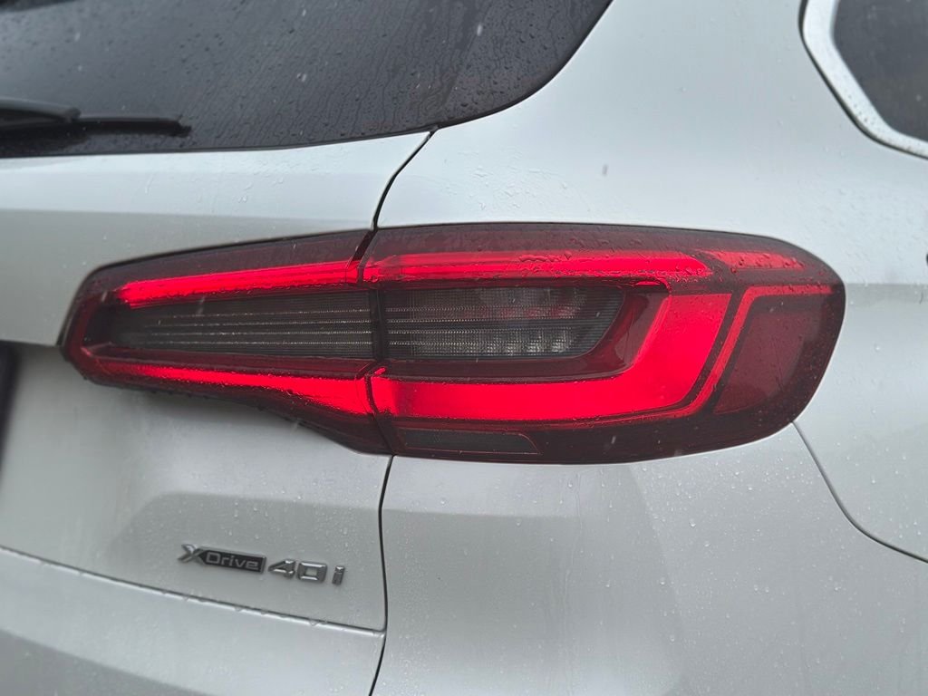 Used 2019 Mineral White Metallic BMW xDrive40i image 11