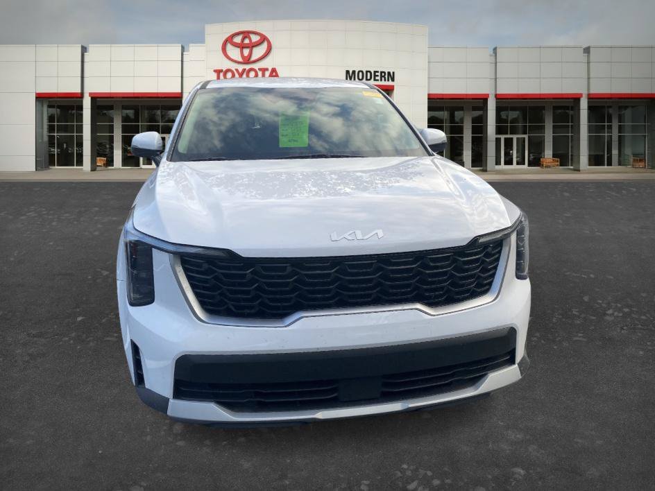 Used 2025 Glacial White Pearl Kia LX image 4