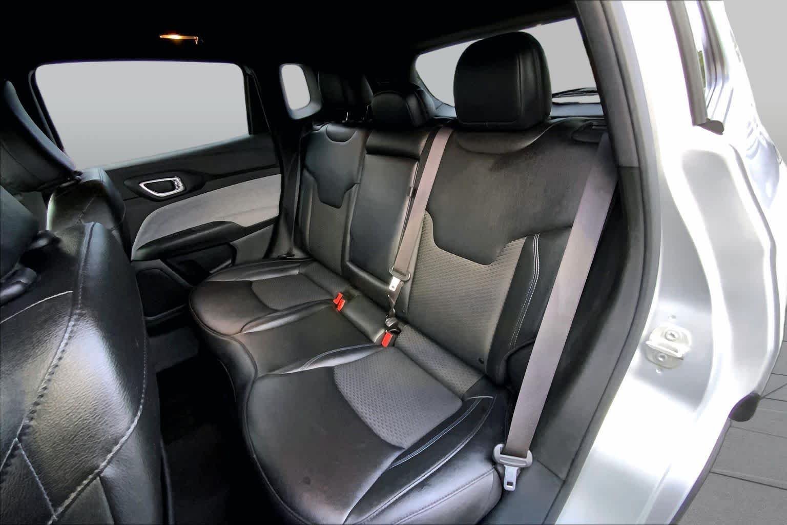 Used 2024 Silver Zynith Metallic Clearcoat Jeep Latitude image 20