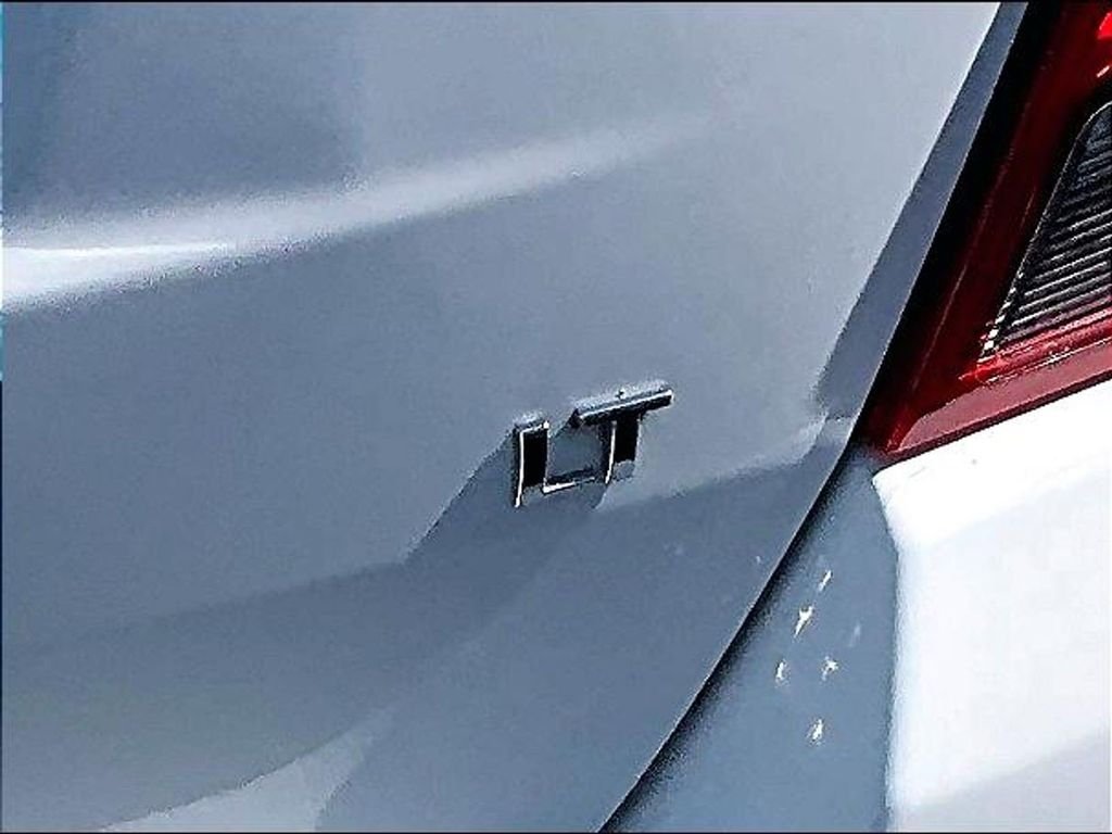 Used 2018 White Chevrolet LT image 28