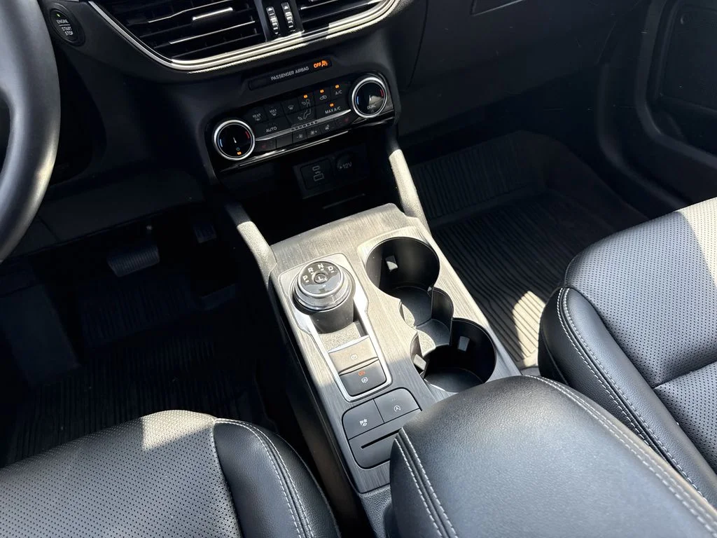 Used 2022 Oxford White Ford SEL image 18