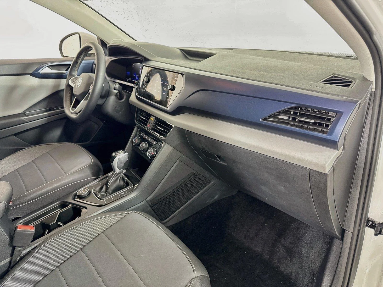 Used 2023 Pure White Volkswagen SE image 27