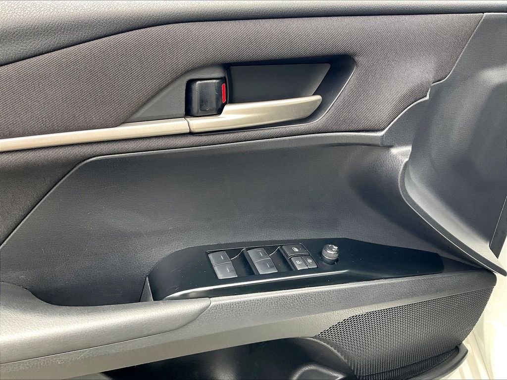 Used 2025 Ice Toyota LE image 37