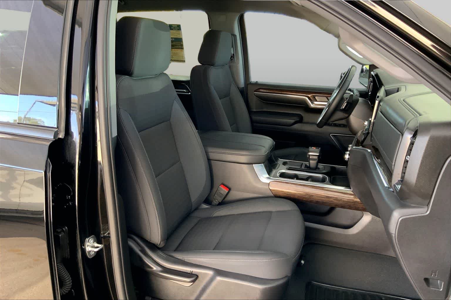 Used 2024 Onyx Black GMC Elevation image 9