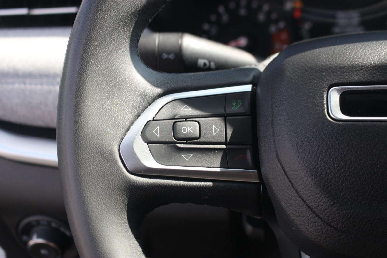 Used 2024 White Jeep Latitude image 19