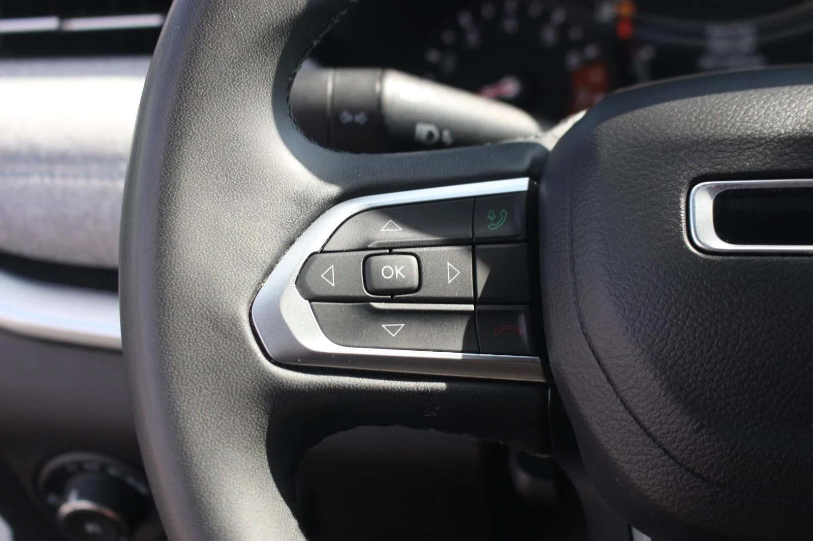 Used 2024 White Jeep Latitude image 19