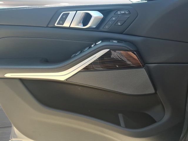 Used 2025  BMW xDrive40i image 13