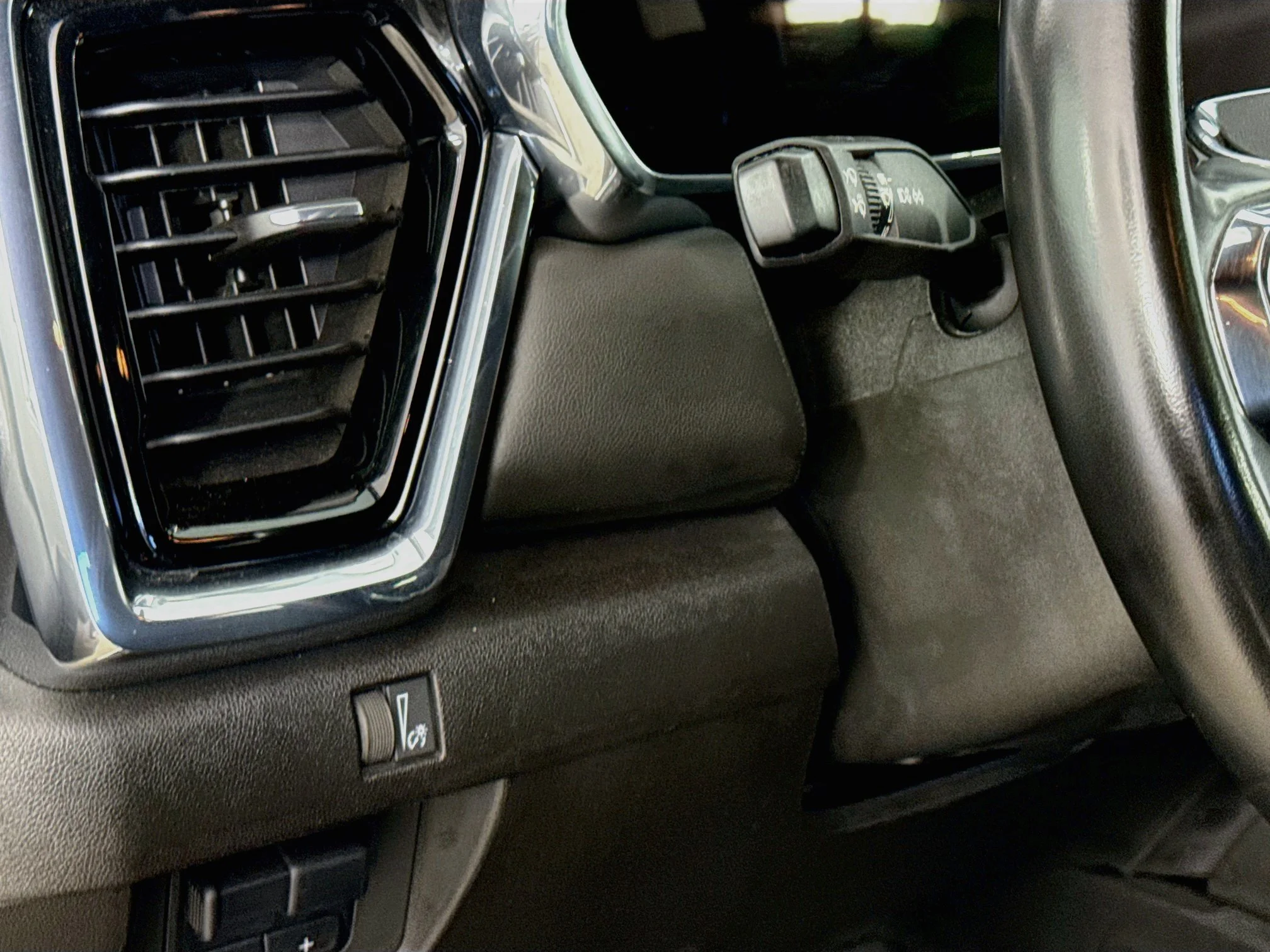 Used 2024 Summit White GMC Elevation image 12