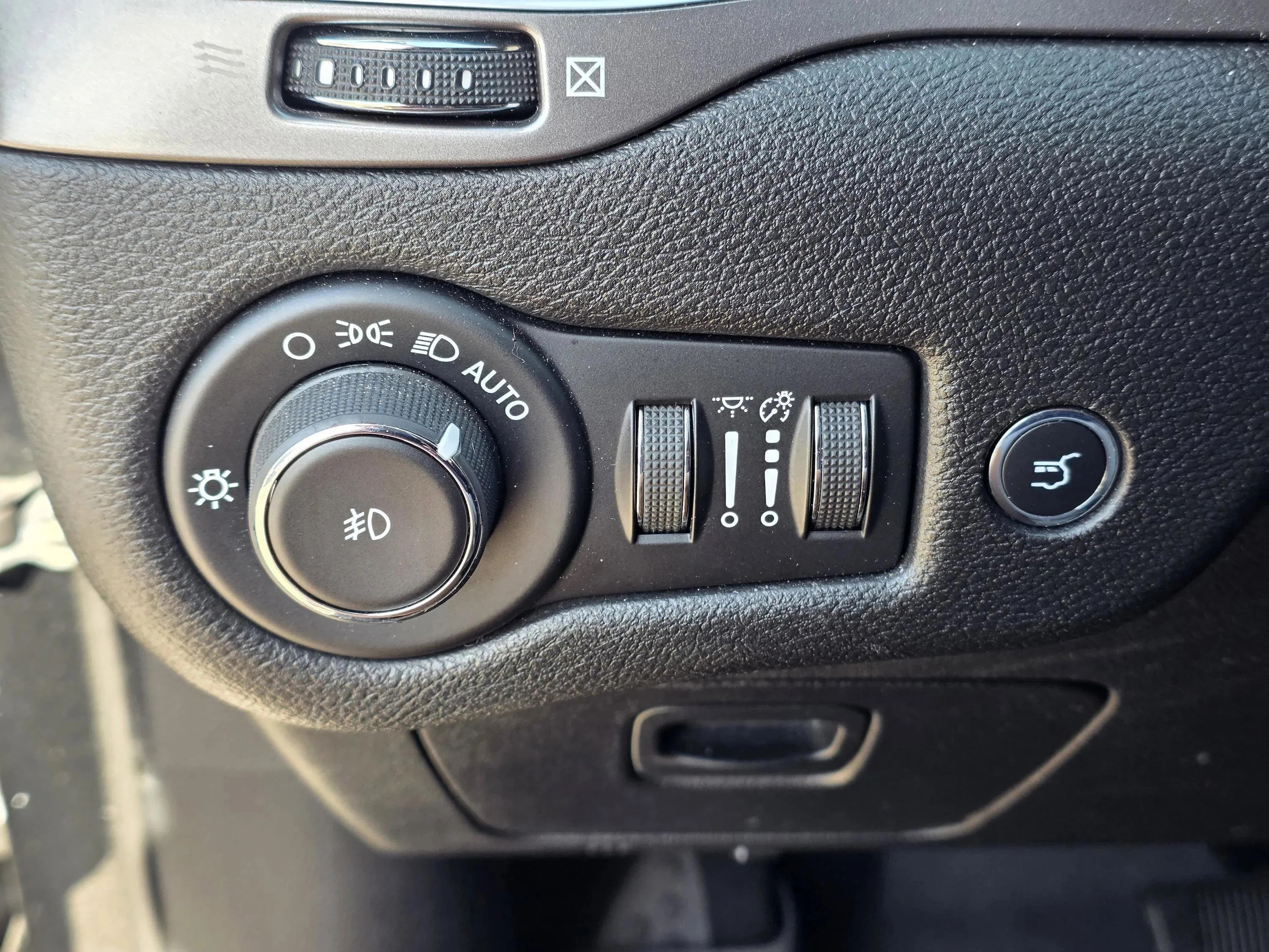 Used 2019 Diamond Black Crystal Pearlcoat Jeep Latitude Plus image 18