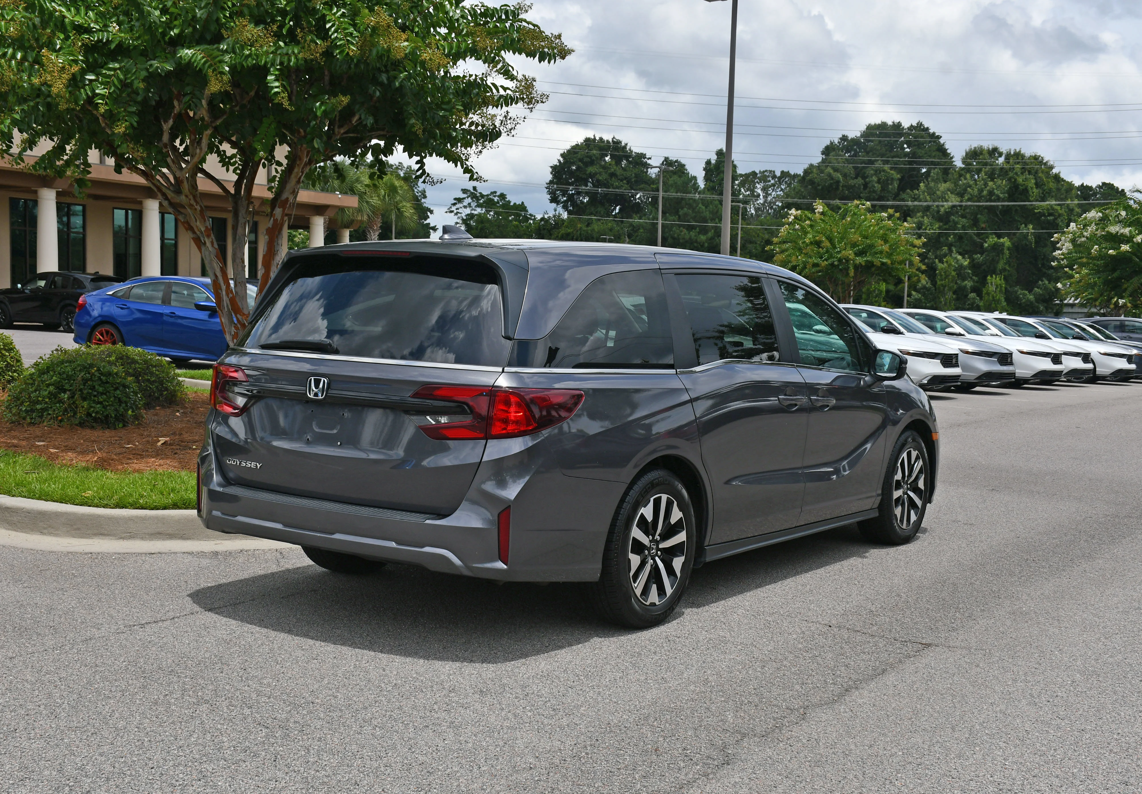 Used 2025  Honda EX-L image 4