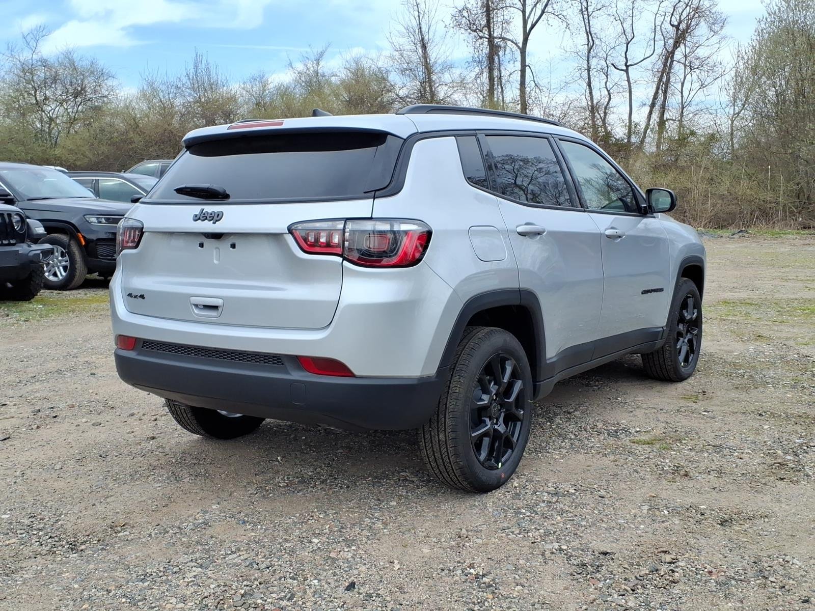 New 2026 Silver Zynith Metallic Clear-Coat Exterior Paint Jeep Latitude image 3