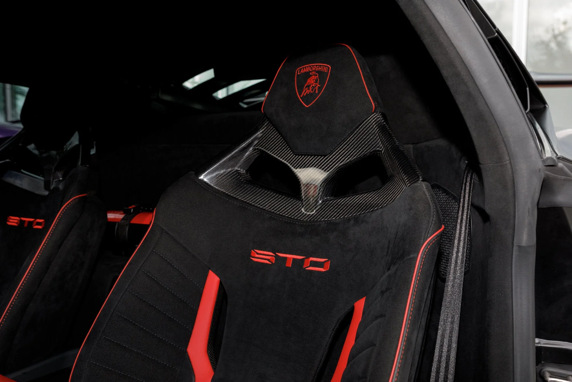 Used 2021  Lamborghini Base image 30