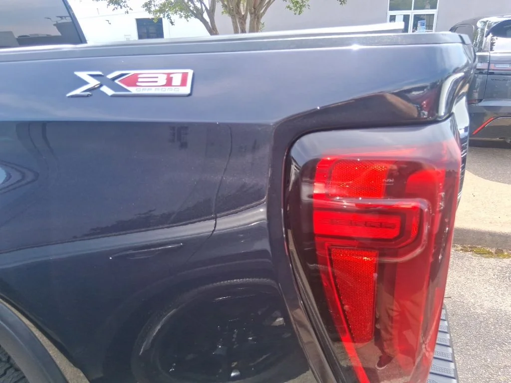 Used 2022 Silver GMC Elevation image 17