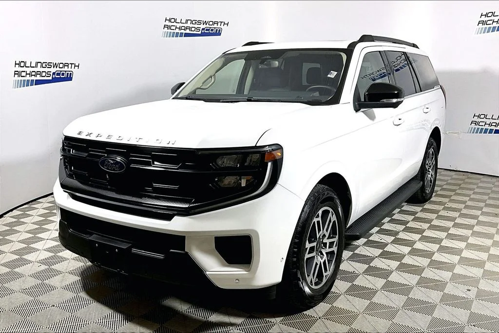 Used 2025 Oxford White Ford Active image 1