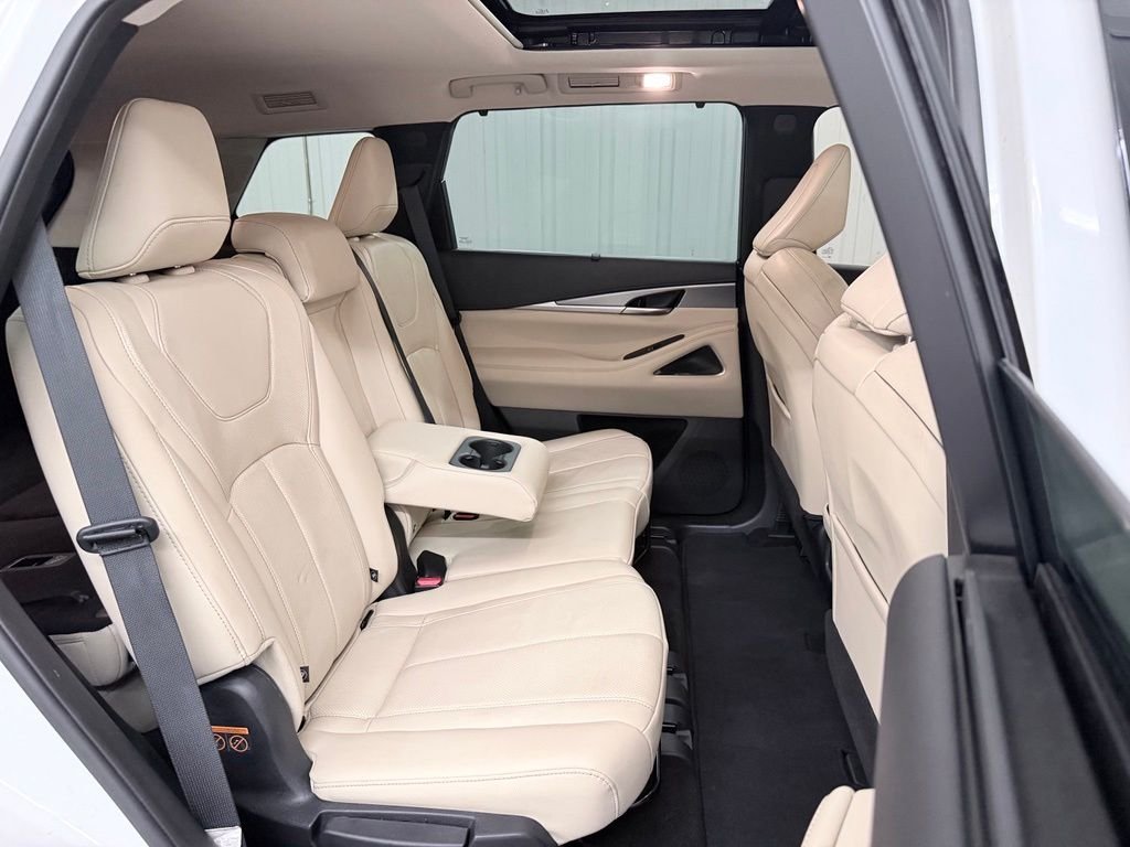 Used 2023 White INFINITI LUXE image 42