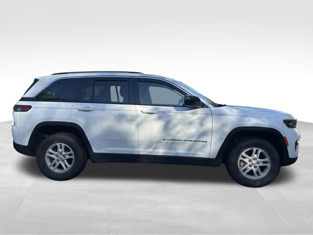 Used 2023 White Jeep Laredo image 12