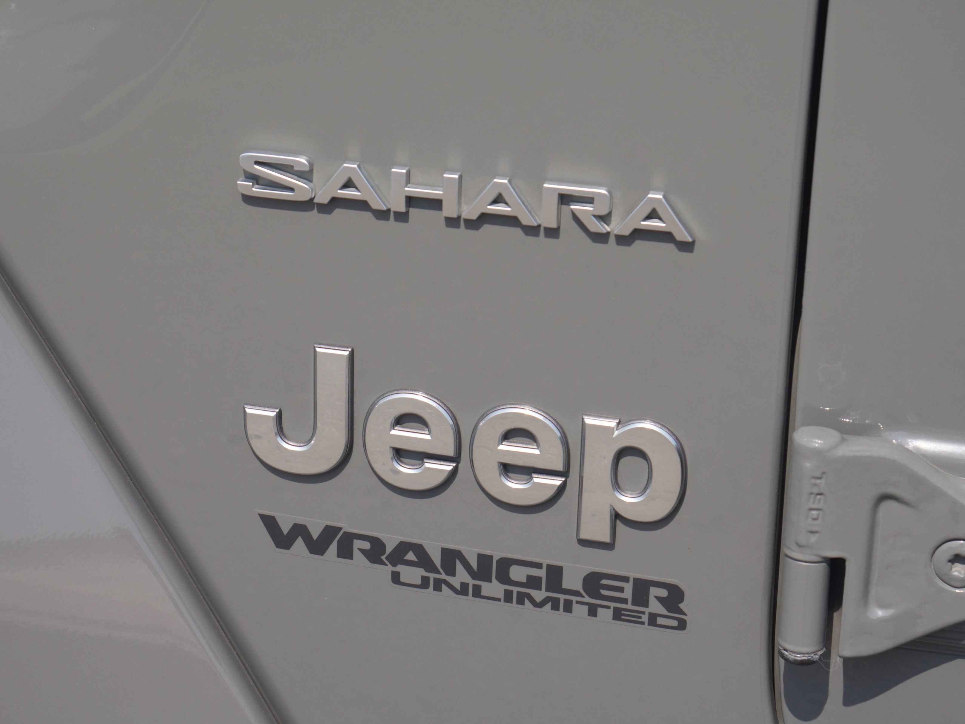 Used 2018 Sting Gray Clearcoat Jeep Sahara image 16