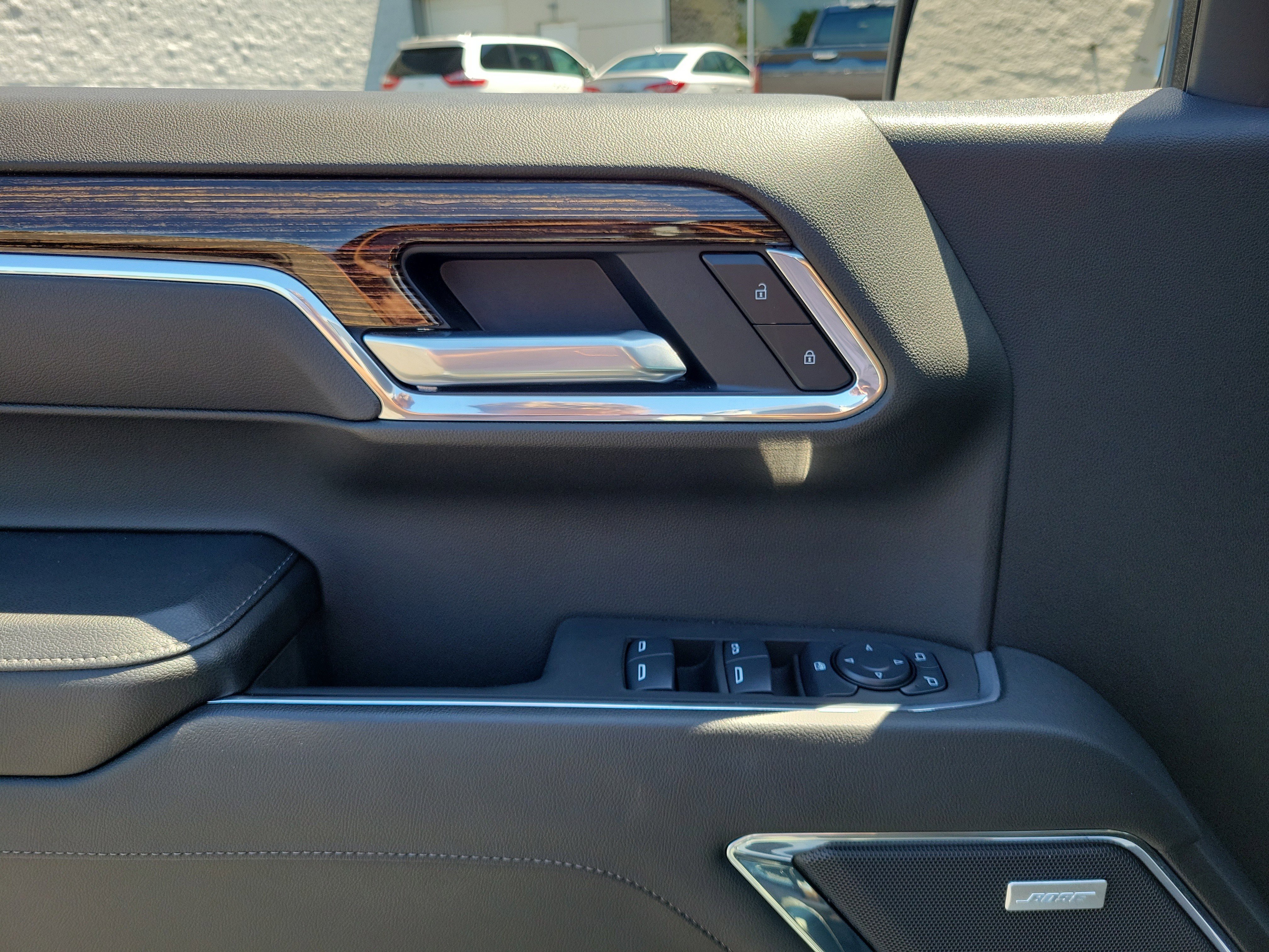 Used 2025 Summit White GMC Elevation image 15
