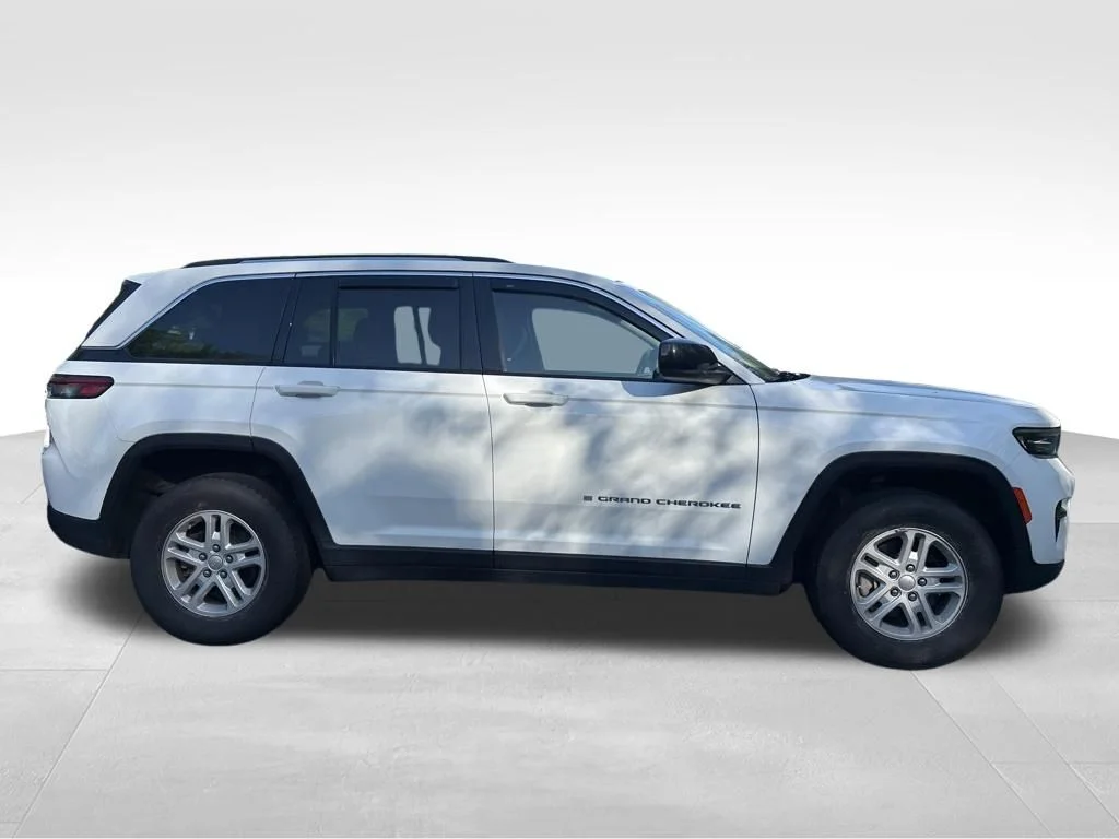 Used 2023 White Jeep Laredo image 12