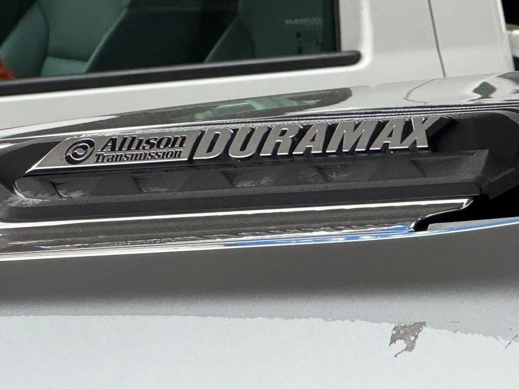 Used 2025 Sterling Gray Metallic Chevrolet LT image 5