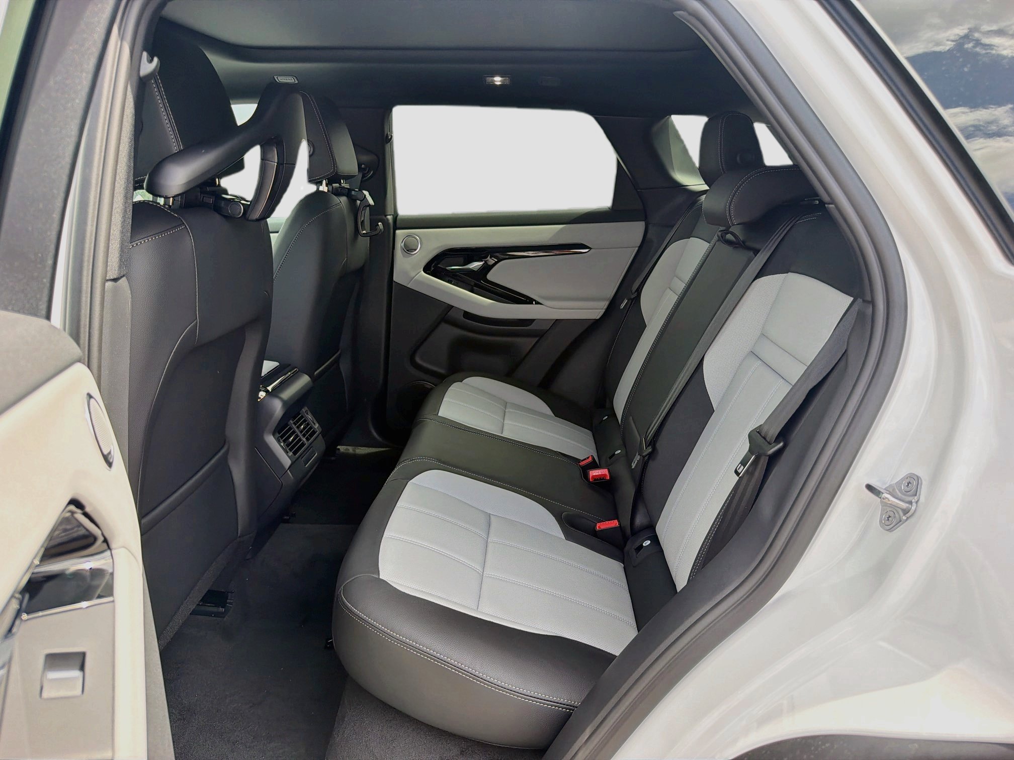 New 2026 Ostuni Pearl White Land Rover Hoxton Edition image 20