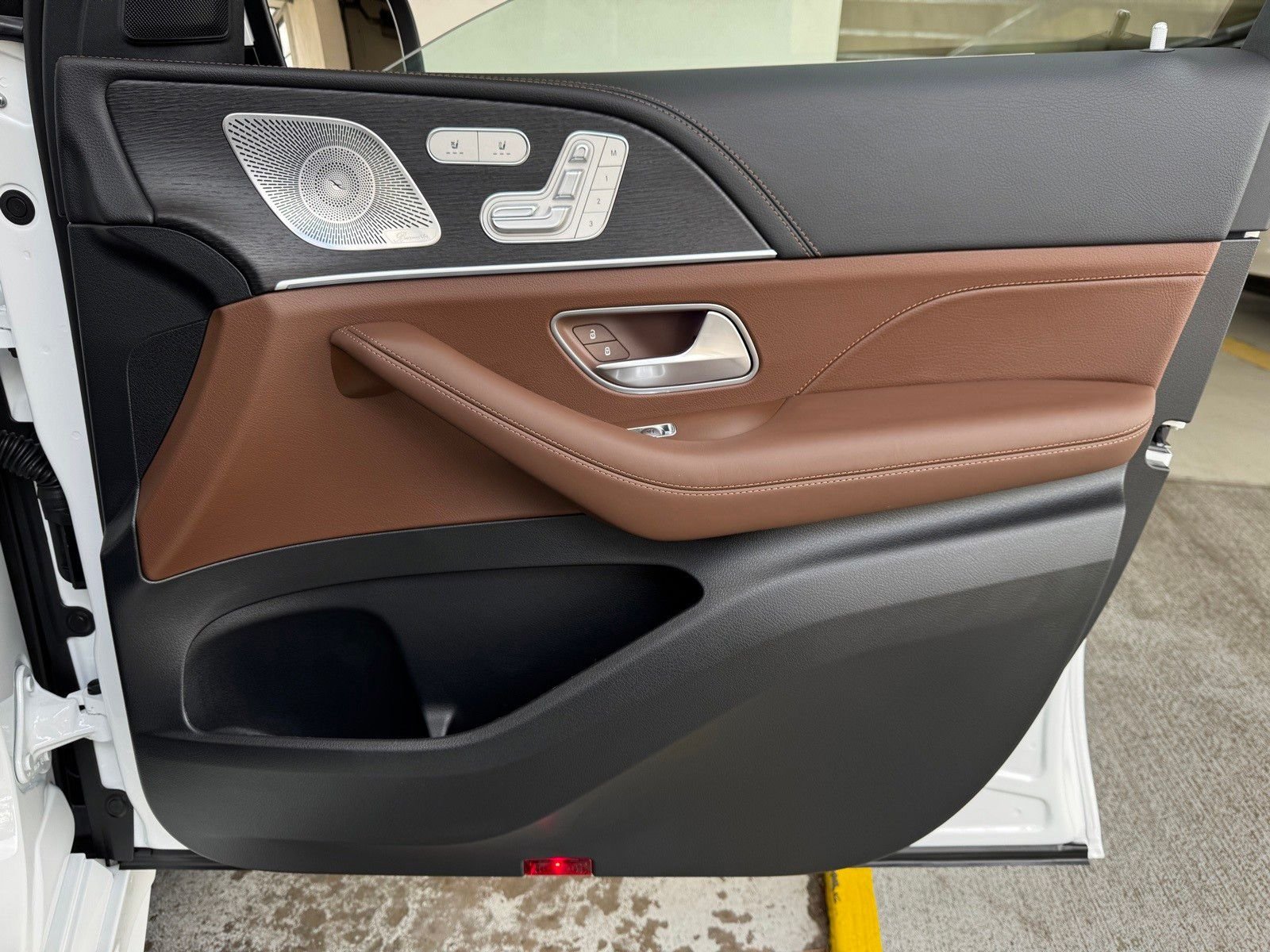 New 2026 MANUFAKTUR Moonlight White Metallic Mercedes-Benz AMG® GLE 53 4MATIC+ Coupe image 19