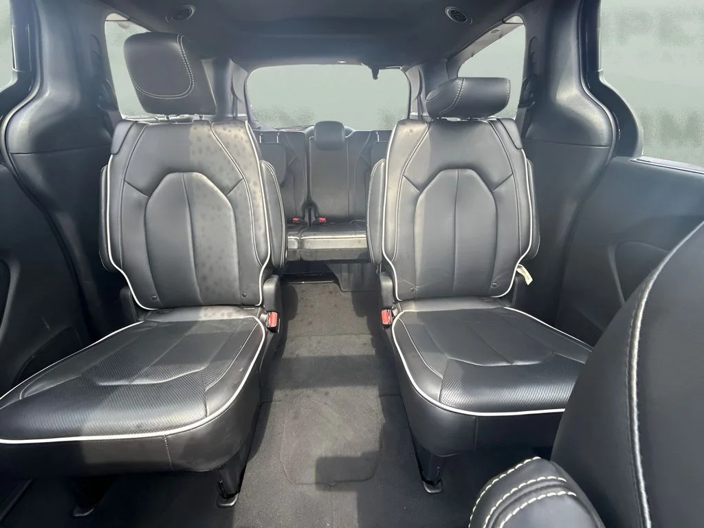 Used 2025 Black Chrysler Limited image 8