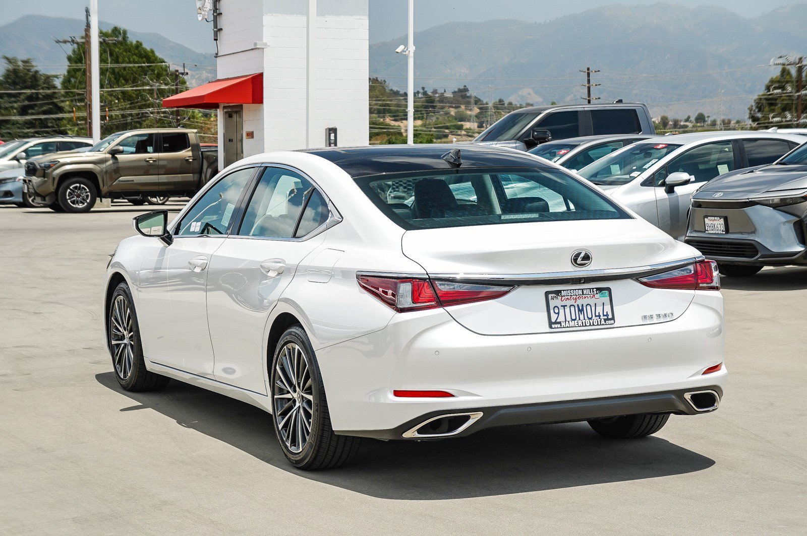 Used 2025 Eminent White Pearl Lexus 350 image 4