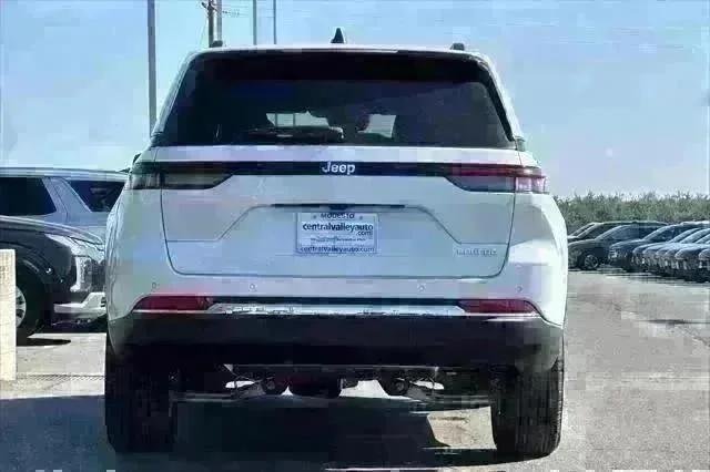 New 2025 Bright White Clear-Coat Exterior Paint Jeep Laredo X image 5