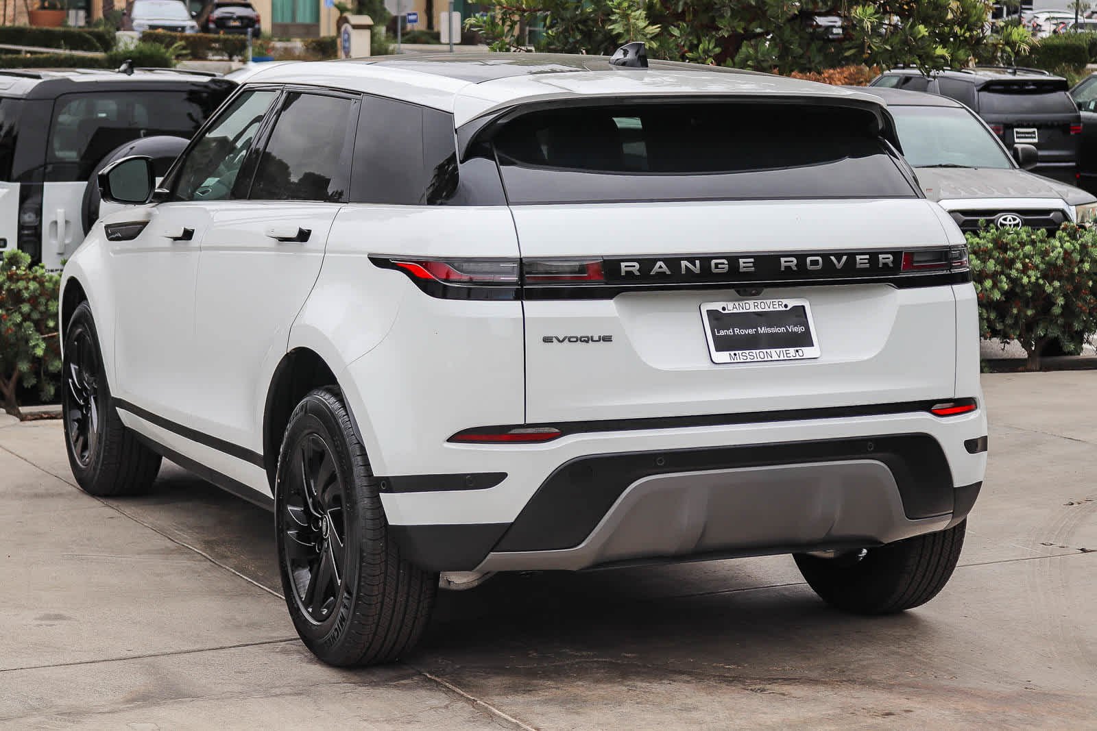 New 2026 Fuji White Land Rover Core S image 4