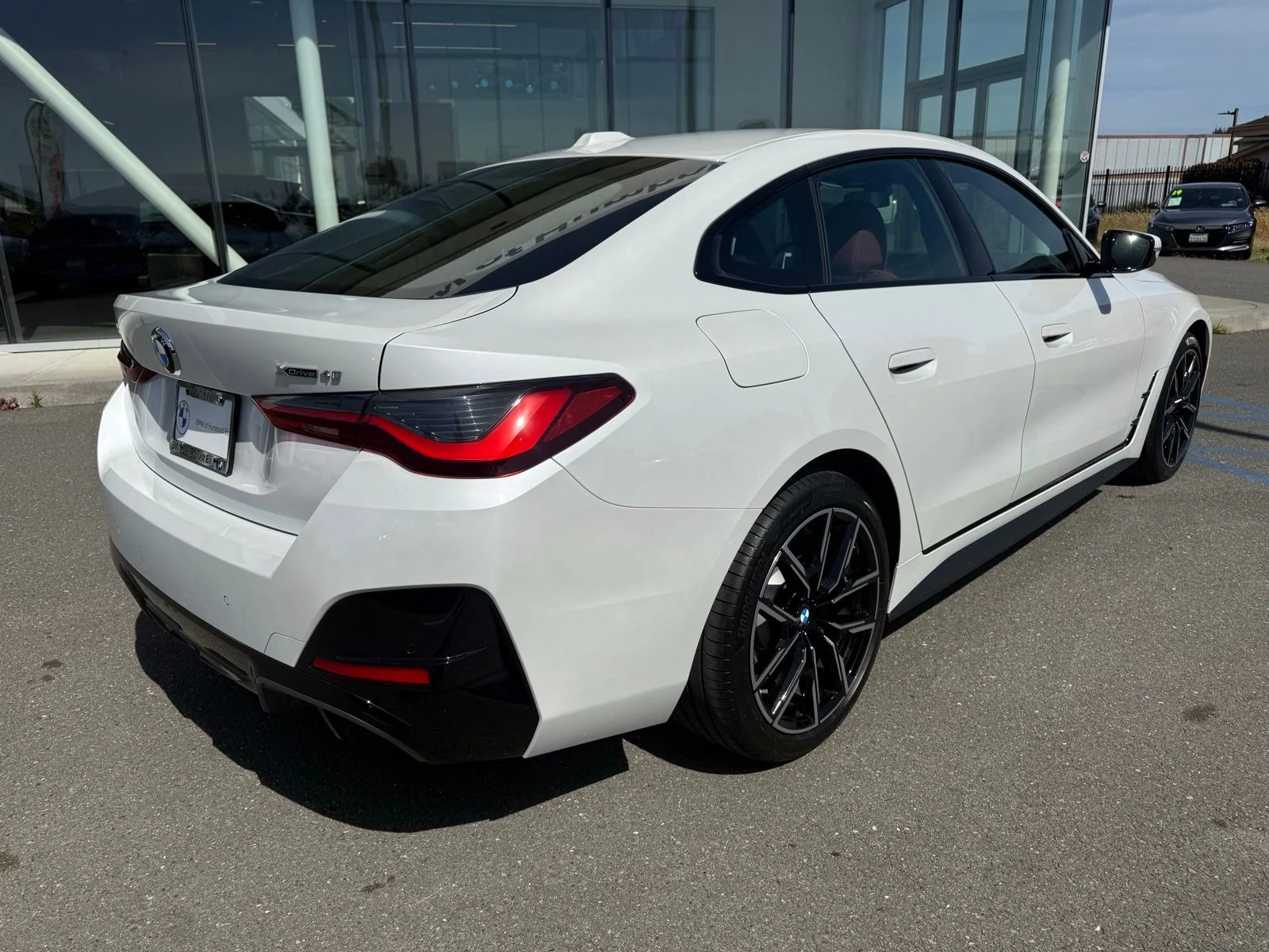 New 2026 Mineral White Metallic BMW xDrive40 image 7