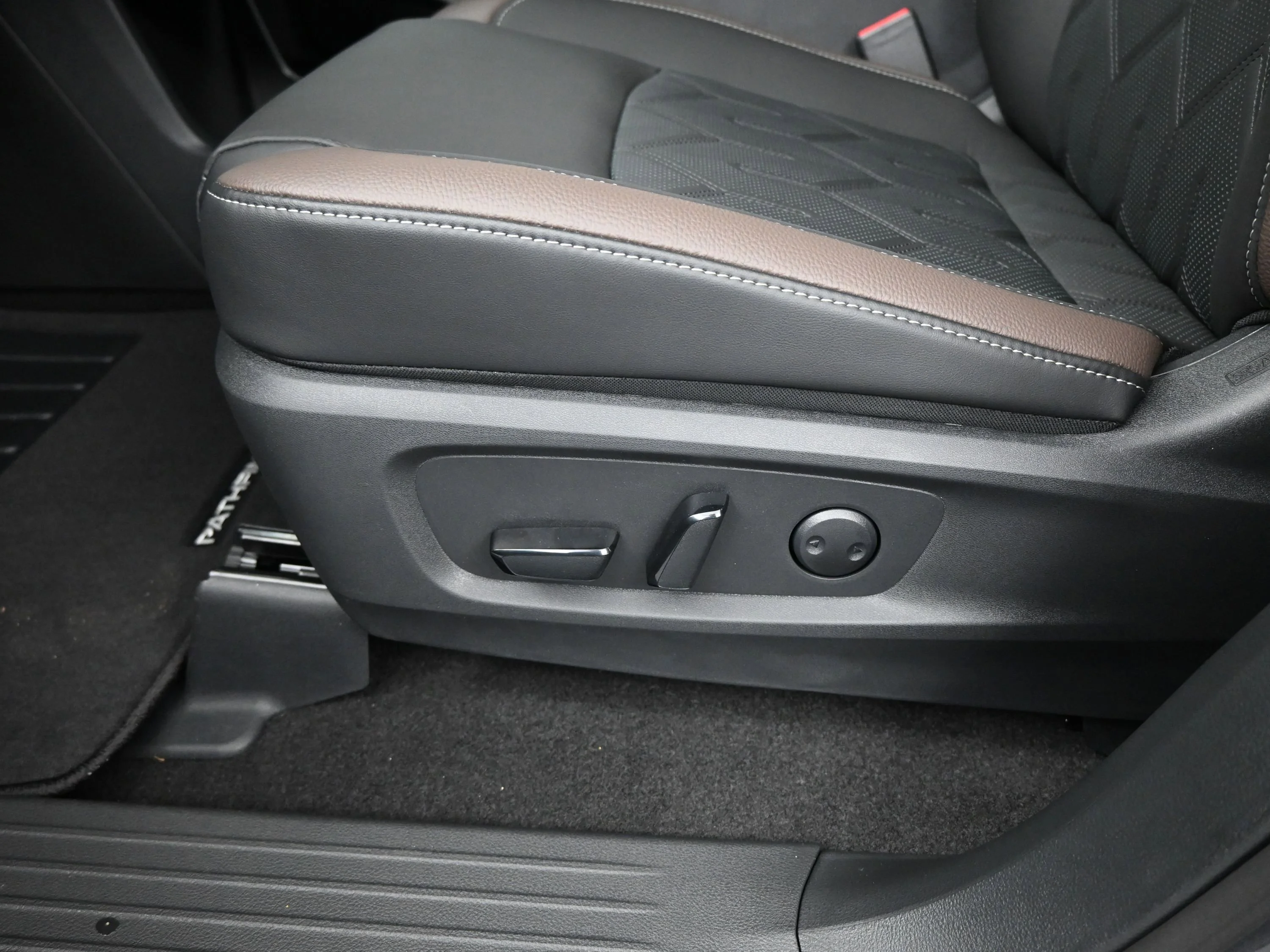 New 2026 Gun Metallic Nissan Platinum image 10