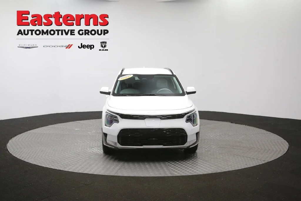 Used 2023 White Kia Wind image 47