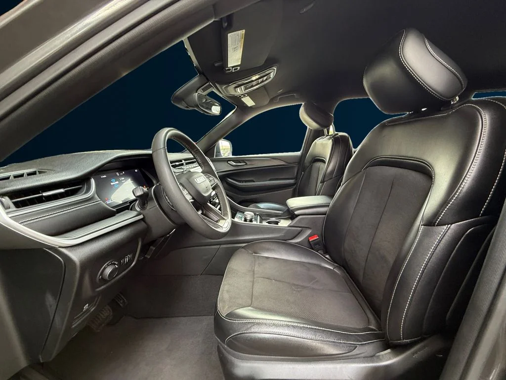 Used 2024 Gray Jeep Altitude image 10