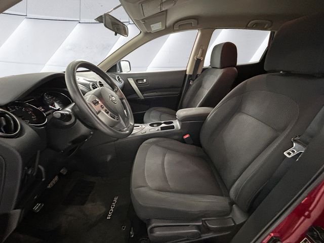 Used 2015 Red Nissan S image 7