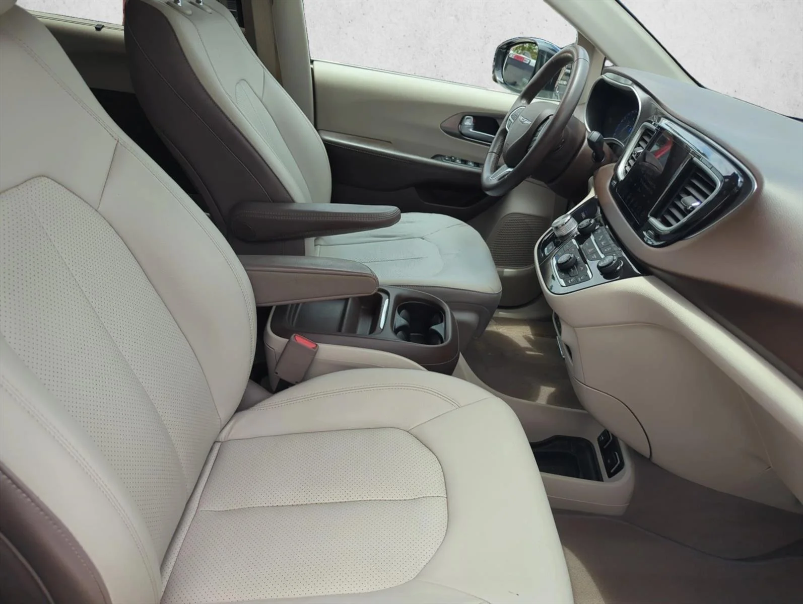 Used 2018 Brilliant Black Crystal Pearlcoat Chrysler Touring L image 22