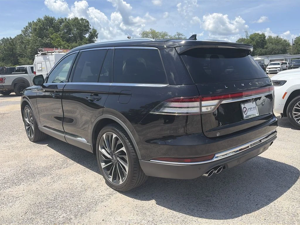 Used 2023 Black Lincoln Reserve image 4