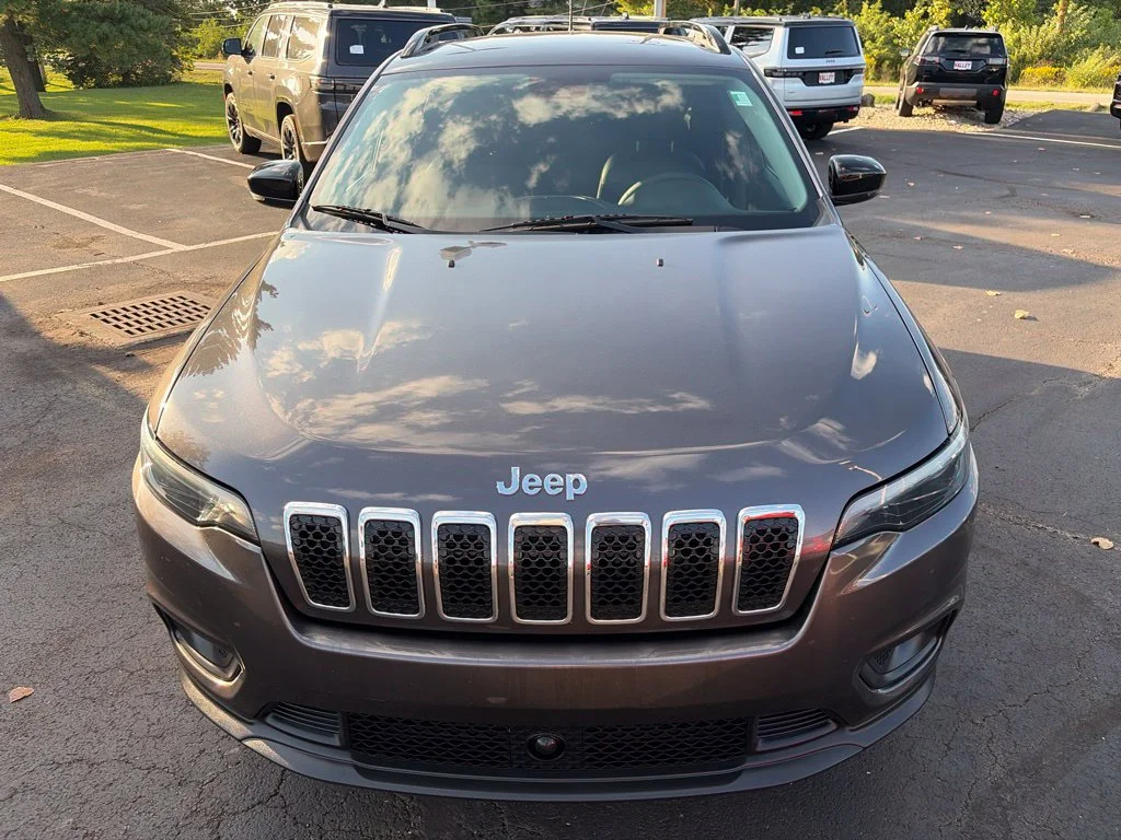 Certified Used 2022 Gray Jeep Latitude Lux image 3