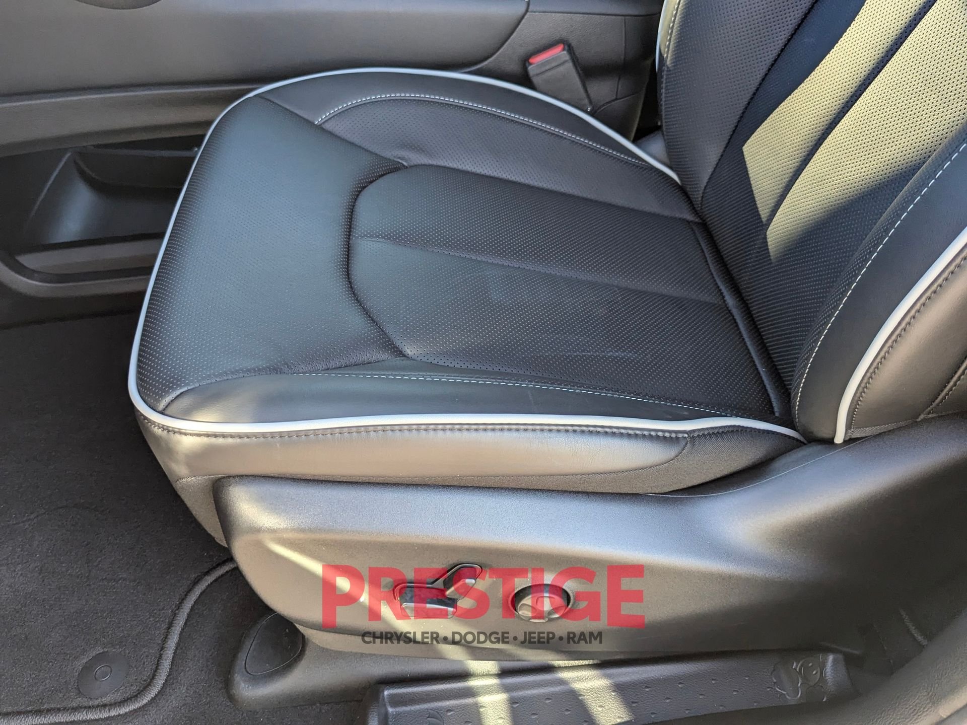 New 2026 Diamond Black Crystal Pearl-Coat Exterior Paint Chrysler Limited image 26