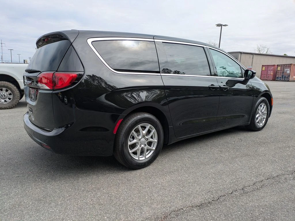 New 2026 Diamond Black Crystal Pearl-Coat Exterior Paint Chrysler LX image 5