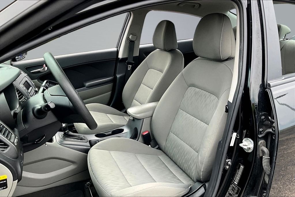 Used 2015 Black Kia LX image 16