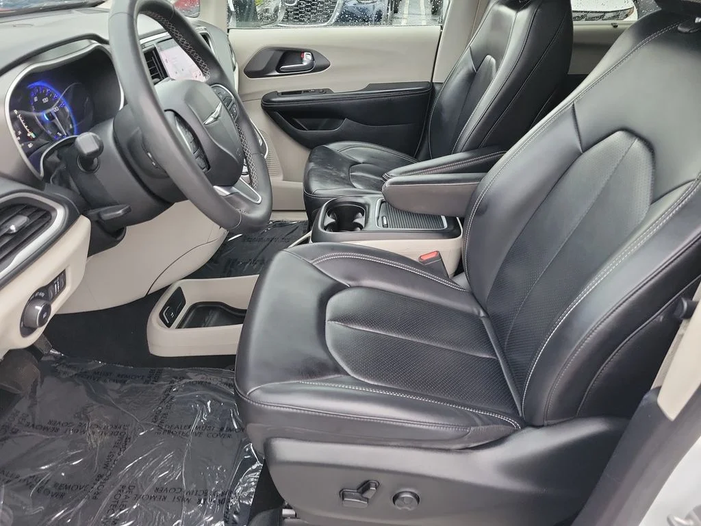 Used 2023 White Chrysler Touring L image 19
