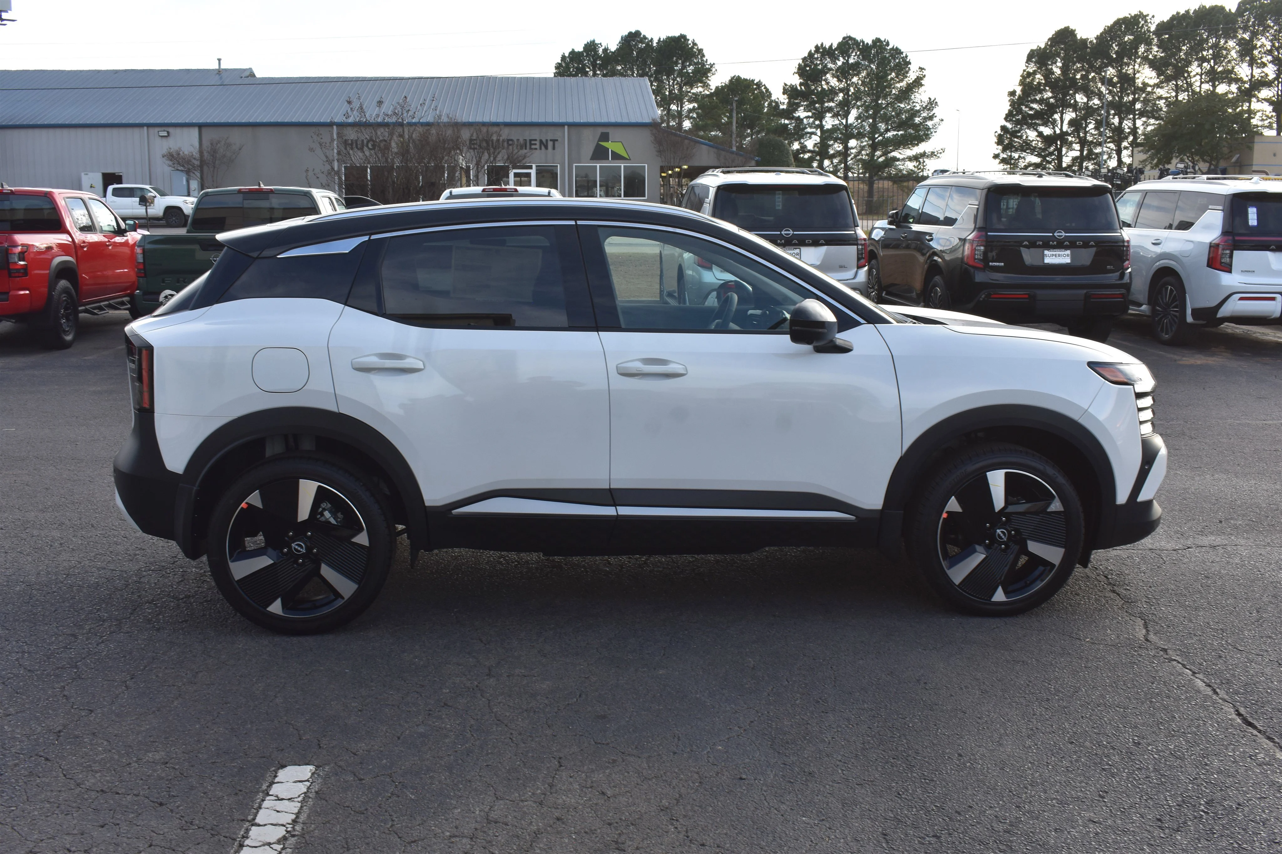 New 2026 Aspen White Tricoat/Super Black Nissan SR image 4
